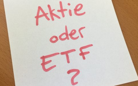 Ein Notizzettel mit Aufschrift Aktie oder ETF