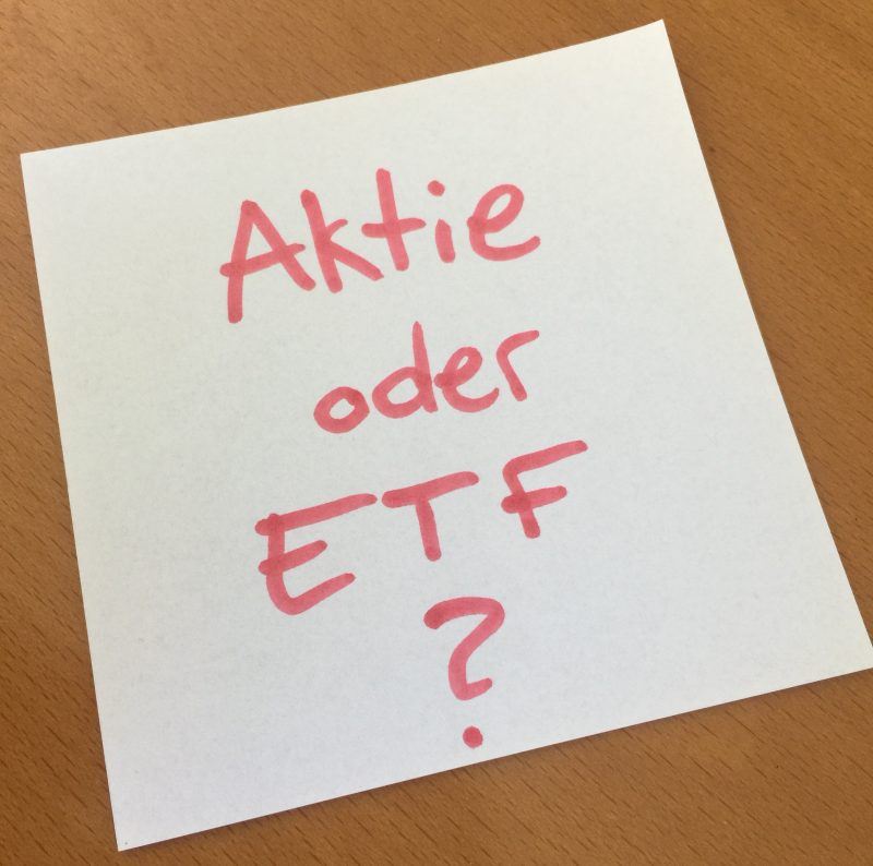 Ein Notizzettel mit Aufschrift Aktie oder ETF