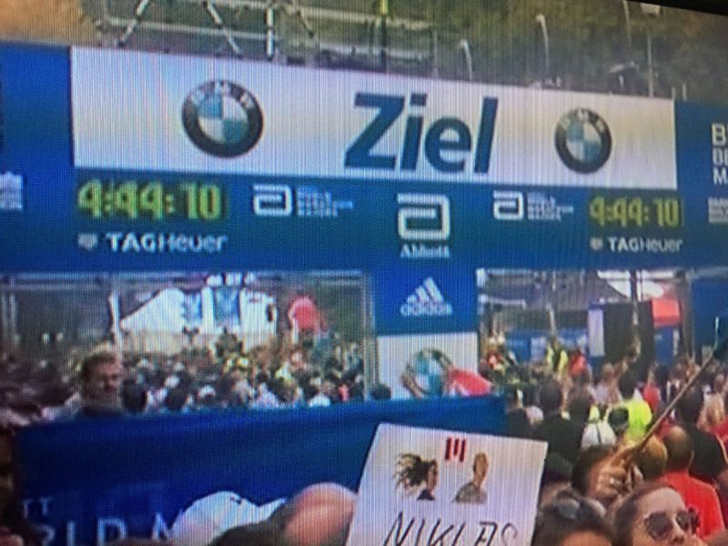 Zieleinlauf Berliner Marathon als Symbol für Ziele die man sich setzt.