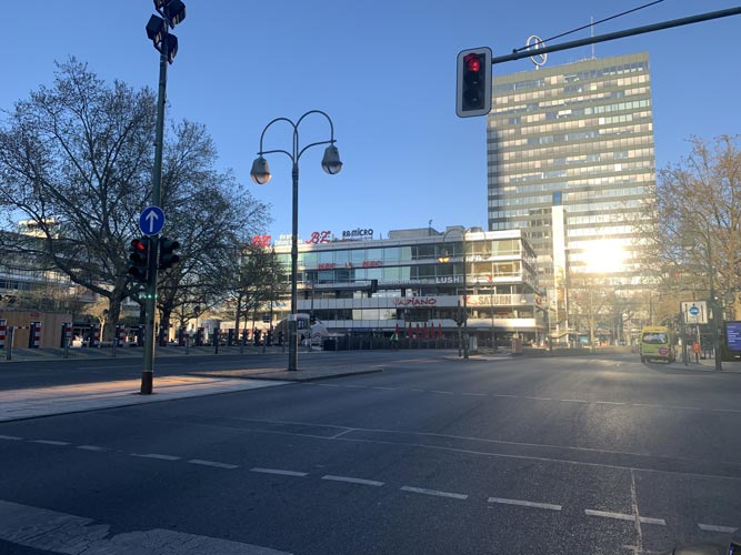 Berliner Breitscheidplatz am Kudamm ist wegen Corona menschenleer